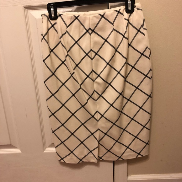 Suiting pencil skirt - Picture 2 of 6
